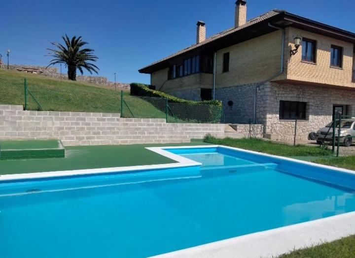 una gran piscina frente a una casa en CASA FREDO, en Cóbreces