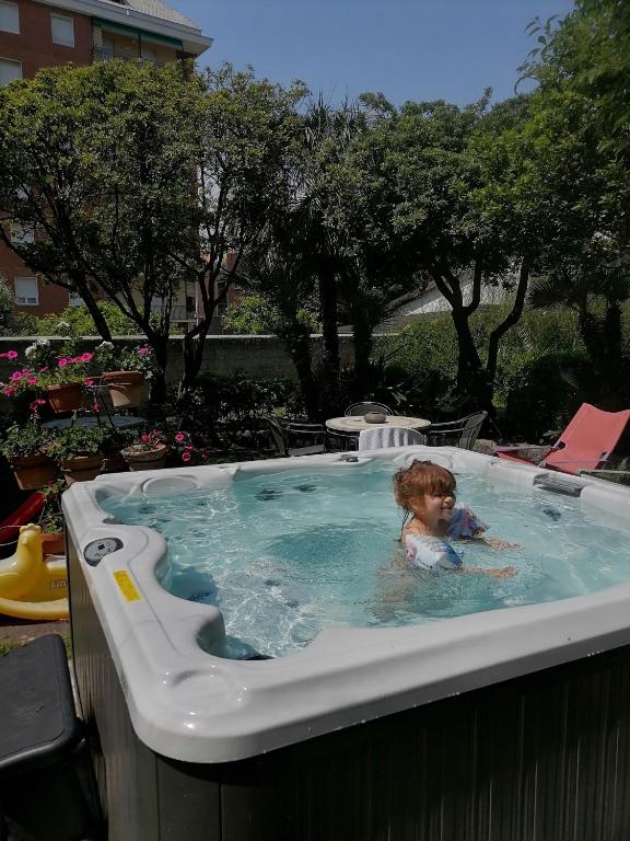 Bazén v ubytování Hotel Miramare nebo v jeho okolí