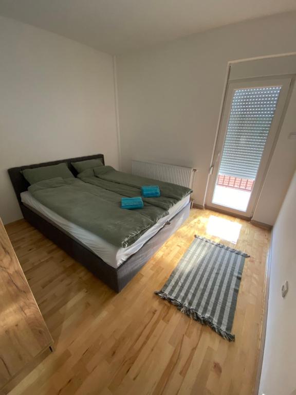- une chambre avec un lit et une fenêtre dans l'établissement Fruška sweetie 1, à Sremska Kamenica