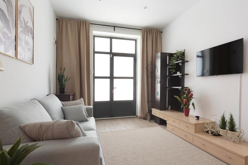 Televízia a/alebo spoločenská miestnosť v ubytovaní Sagrada Familia Apartment