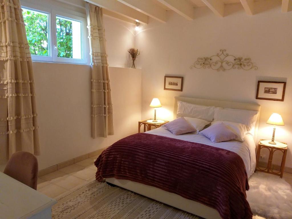 Posteľ alebo postele v izbe v ubytovaní La saunière - Chez Hélène - Gîtes en baie