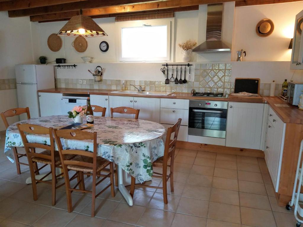 Kuchyňa alebo kuchynka v ubytovaní La saunière - Chez Hélène - Gîtes en baie