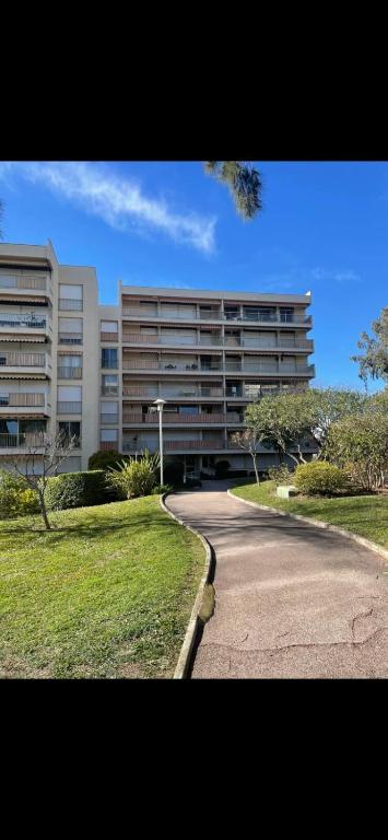 un grand bâtiment avec une route devant lui dans l'établissement Nice studio near the sea, à Antibes