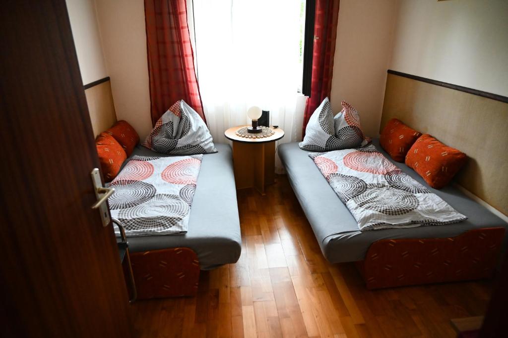 Posteľ alebo postele v izbe v ubytovaní Pelikan Apartman, strand 60 meter