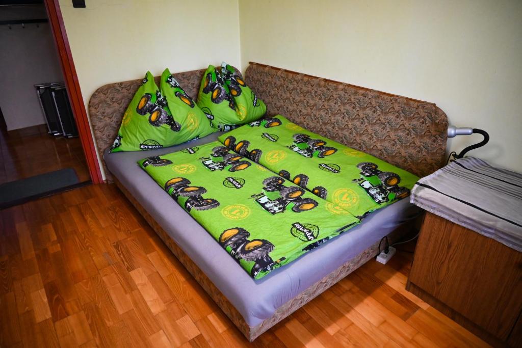 Posteľ alebo postele v izbe v ubytovaní Pelikan Apartman, strand 60 meter