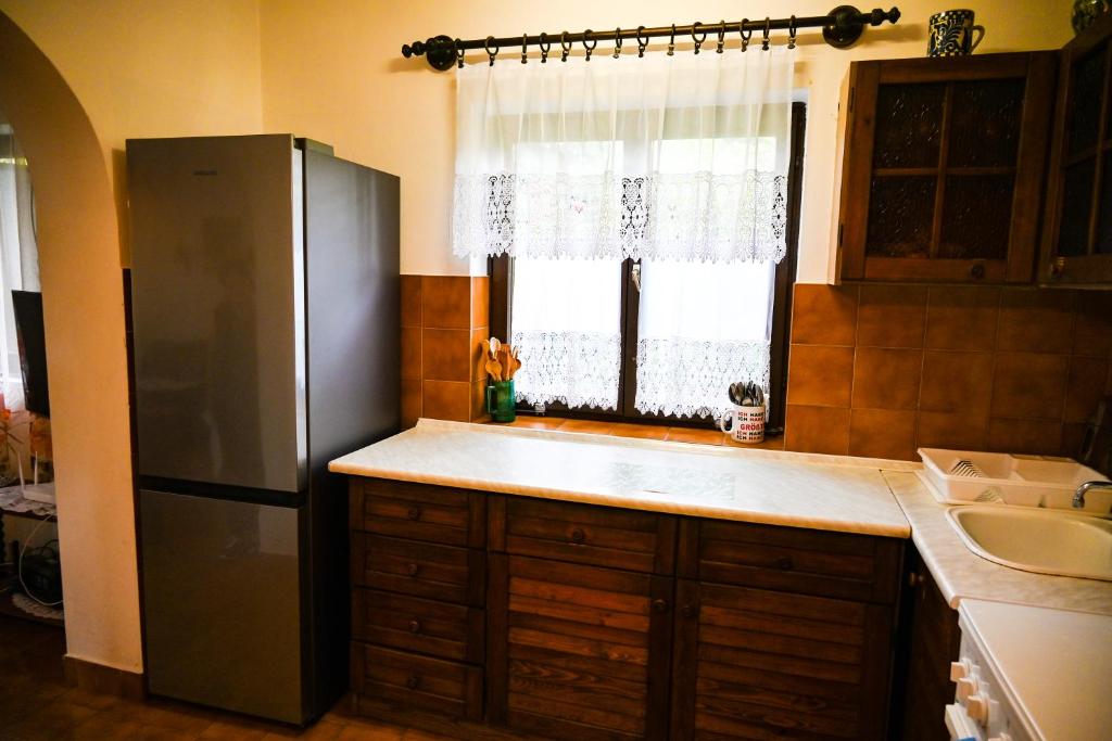 Kuchyňa alebo kuchynka v ubytovaní Pelikan Apartman, strand 60 meter
