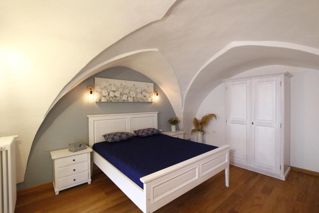 スペッキアにあるCasa nel Borgoのアーチ型天井のベッドルーム1室