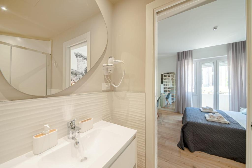 Uma cama ou camas num quarto em Eleonore Elegant Rooms