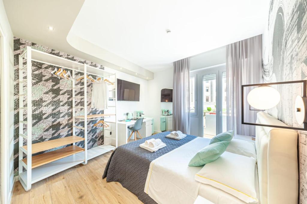 Uma cama ou camas num quarto em Eleonore Elegant Rooms