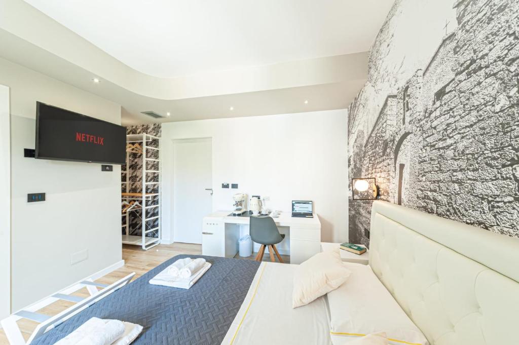 Uma televisão e/ou sistema de entretenimento em Eleonore Elegant Rooms
