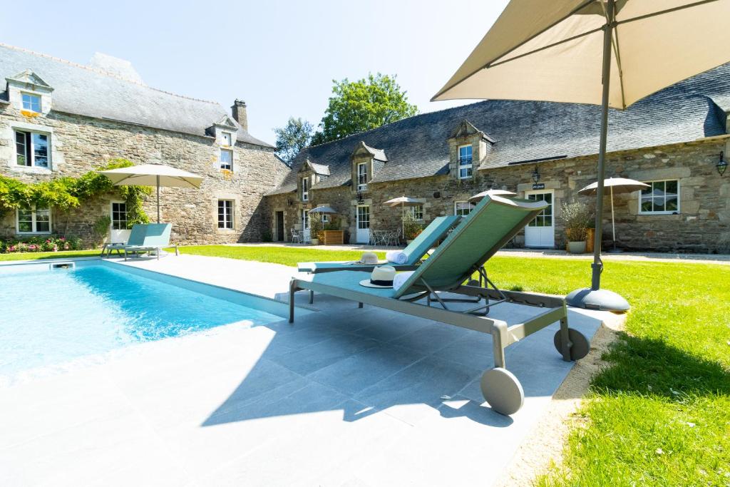 Bazén v ubytovaní MANOIR DU VAU D ARZ gîtes et chambres d hôtes avec piscine alebo v jeho blízkosti