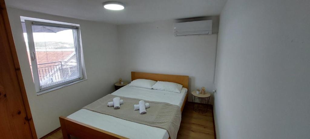 Un pequeño dormitorio con una cama con dos velas. en Sydney Apartment, en Bilice