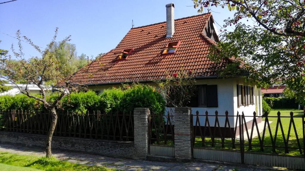 Vonkajšia záhrada v ubytovaní Pelikan Apartman, strand 60 meter