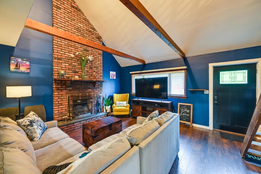 Long Island Home with Deck, Yard, 5 Mi to Beach!, Farmingdale Updated