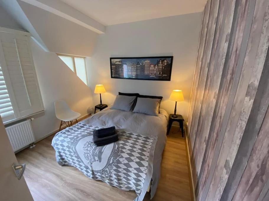 een slaapkamer met een bed en 2 lampen en een bed sidx sidx sidx bij Beach nearby, close to Amsterdam, The Hague -6p in Wassenaar