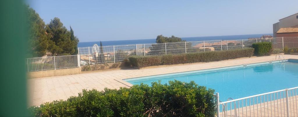 Basen w obiekcie appt 2 ou 4 personnes avec piscine, tennis et parking privé lub w pobliżu