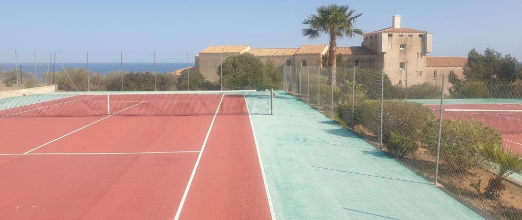 Tenis lub squash w obiekcie appt 2 ou 4 personnes avec piscine, tennis et parking privé lub w pobliżu