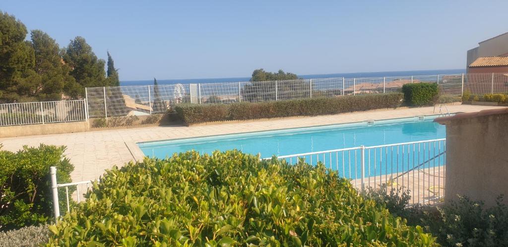 Basen w obiekcie appt 2 ou 4 personnes avec piscine, tennis et parking privé lub w pobliżu