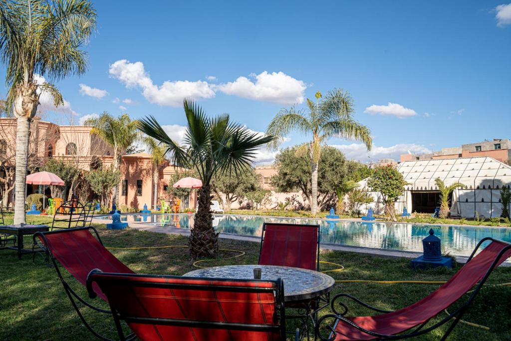 Bazén v ubytování Las Palmeras Guest House nebo v jeho okolí