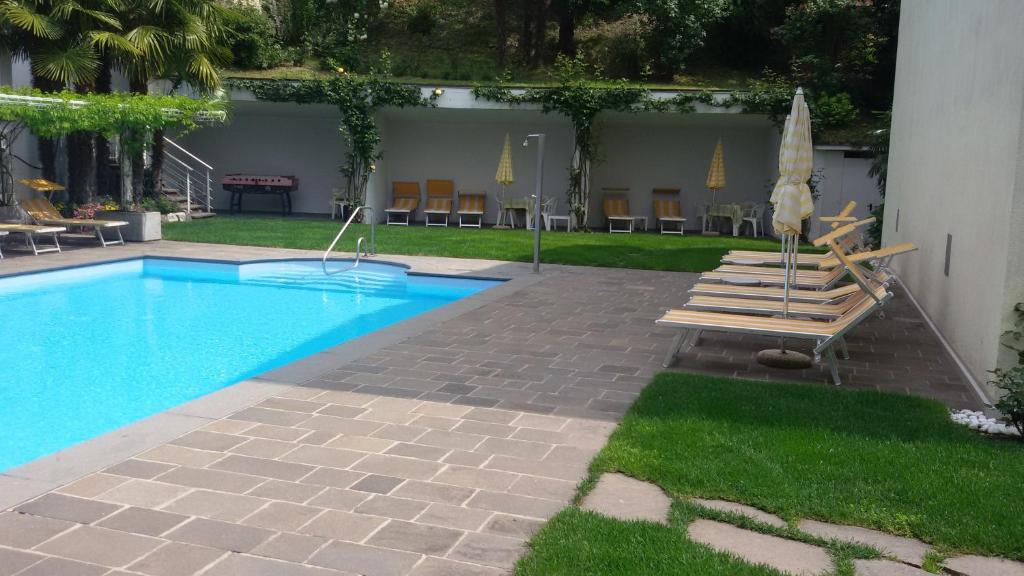 Bazén v ubytování Hotel Maximilian nebo v jeho okolí
