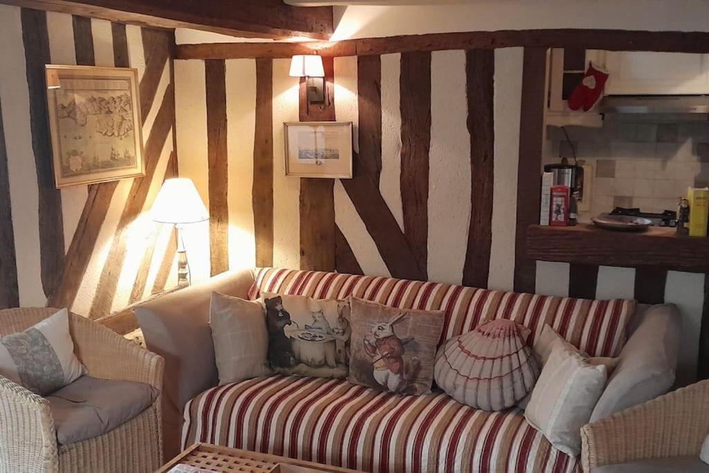 un salon avec un canapé et deux chaises dans l'établissement La maison Belle Marée, à Honfleur