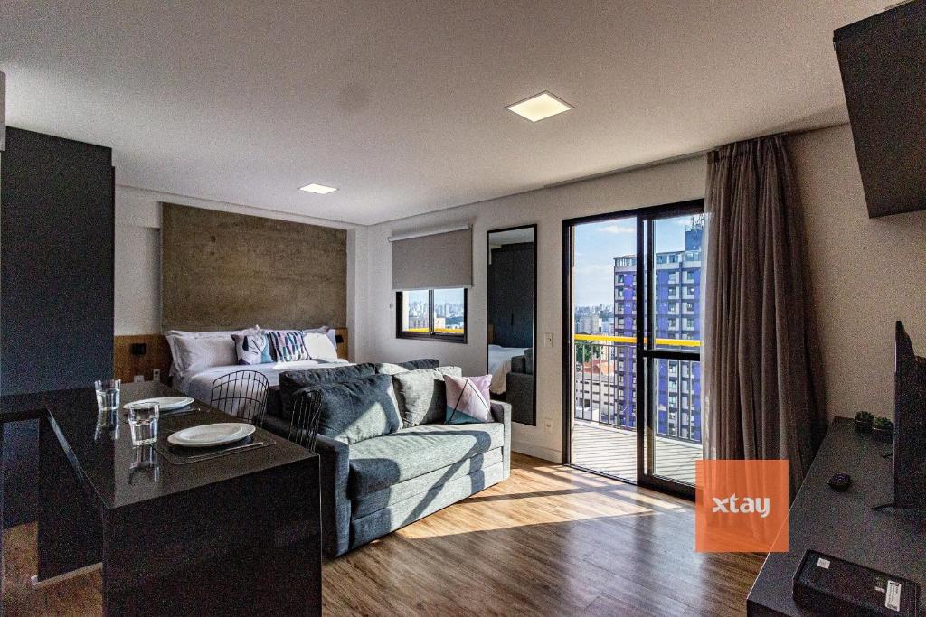 een woonkamer met een bank en een tafel bij Xtay BK30 Santana - Apartamentos decorados próximos ao metrô in Sao Paulo