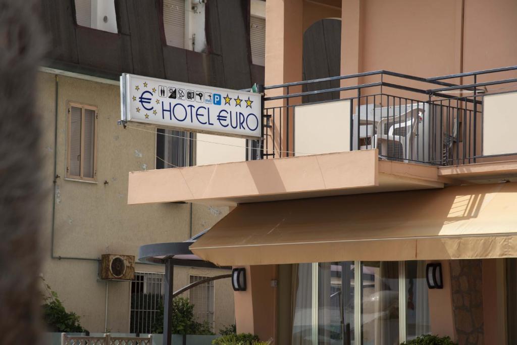 una señal de hotel en el lateral de un edificio en Hotel Euro, en Bellaria-Igea Marina