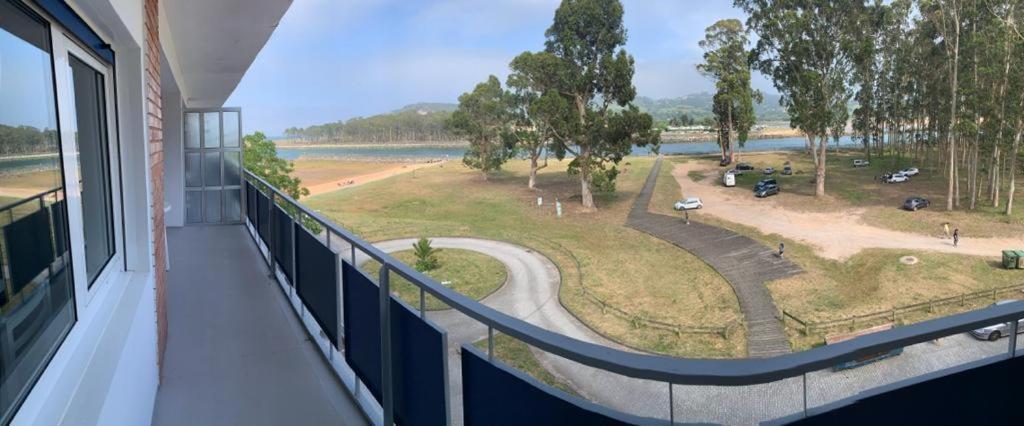 einen Balkon eines Gebäudes mit Parkblick in der Unterkunft Playa del Puntal I Villaviciosa Primera Linea Playa in Villaviciosa