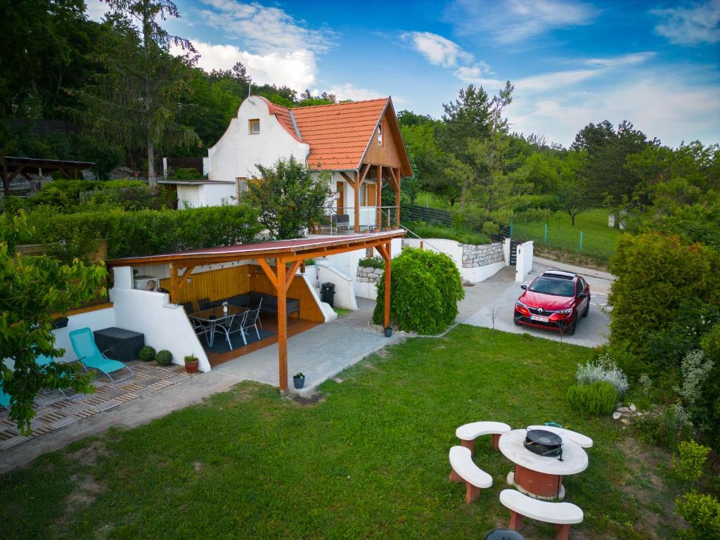 - une vue aérienne sur une maison avec une cour dans l'établissement Paloznak Panoráma, à Paloznak