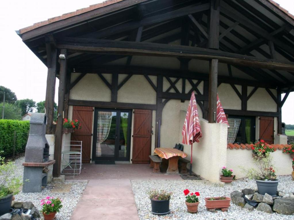 einen Pavillon mit einer Bank und zwei amerikanischen Flaggen in der Unterkunft Aurus ii in Saint-Paul-lès-Dax