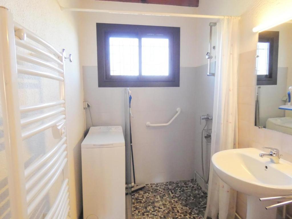 a bathroom with a sink and a toilet at Aurus ii in Saint-Paul-lès-Dax