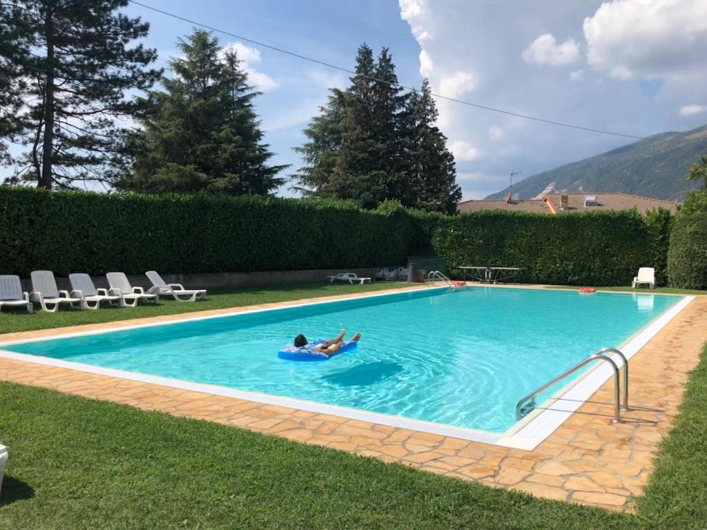 osoba leżąca w basenie na dziedzińcu w obiekcie MiniLOFT con Piscina Lago di Como Lecco w mieście Galbiate