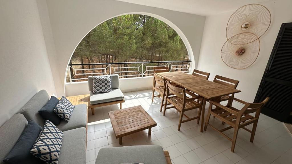 a living room with a table and chairs and a window at Pérola dos Salgados in Guia
