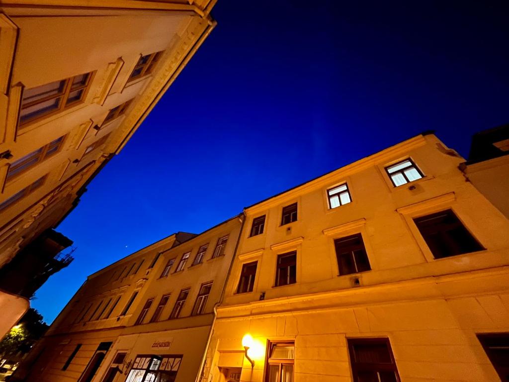 a building at night with a blue sky w obiekcie Řehořův dům w Igławie