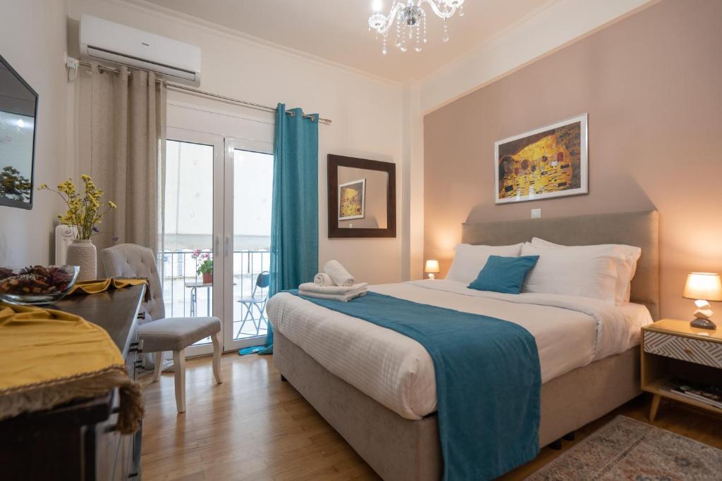 Gulta vai gultas numurā naktsmītnē Athenian Dream Apartment-A Spacious Comfortable and Luxurious Apartment in a real Athenian neighborhood