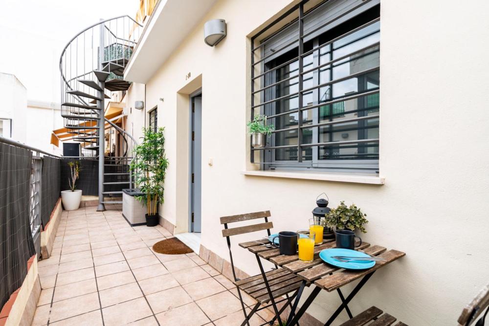 un patio con tavolo e sedie sul balcone. di Alf8 Apartamento en Triana con dos terrazas a Siviglia