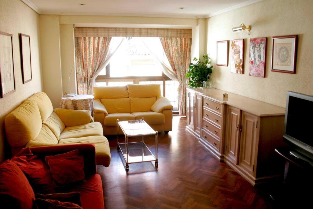 un soggiorno con divano e TV di Apartamento de 3 habitaciones a Valencia