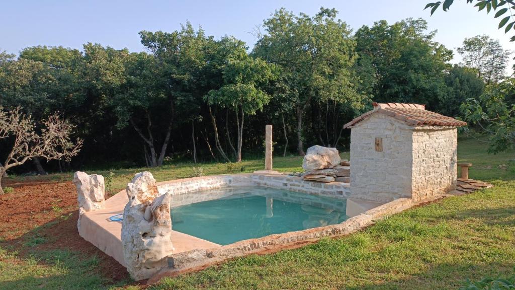 Basen w obiekcie Cottage al Merlo Olivo lub w pobliżu