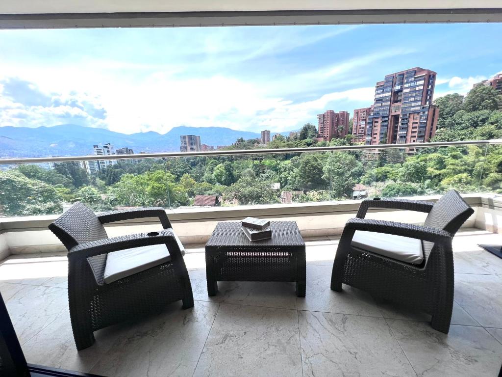Svalir eða verönd á Lujoso apartamento moderno ubicado en el pulmón de Medellín