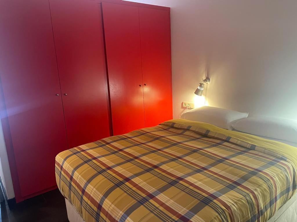 Schlafzimmer mit roten Schränken und einem Bett in der Unterkunft Zoe in Vilamós