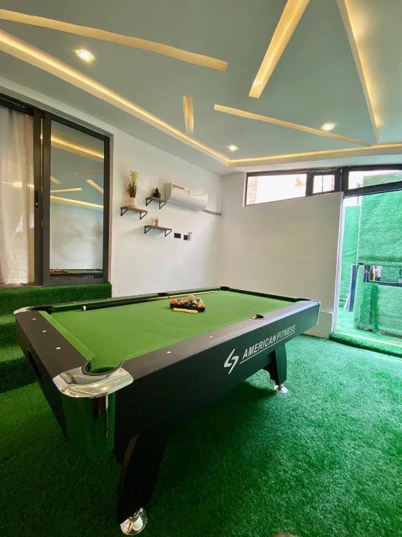 Piljardilaud majutusasutuses Morak homes - Smart luxury 4-bed with private swimming pool, PS5, snooker, mini gym in reserved secured estate