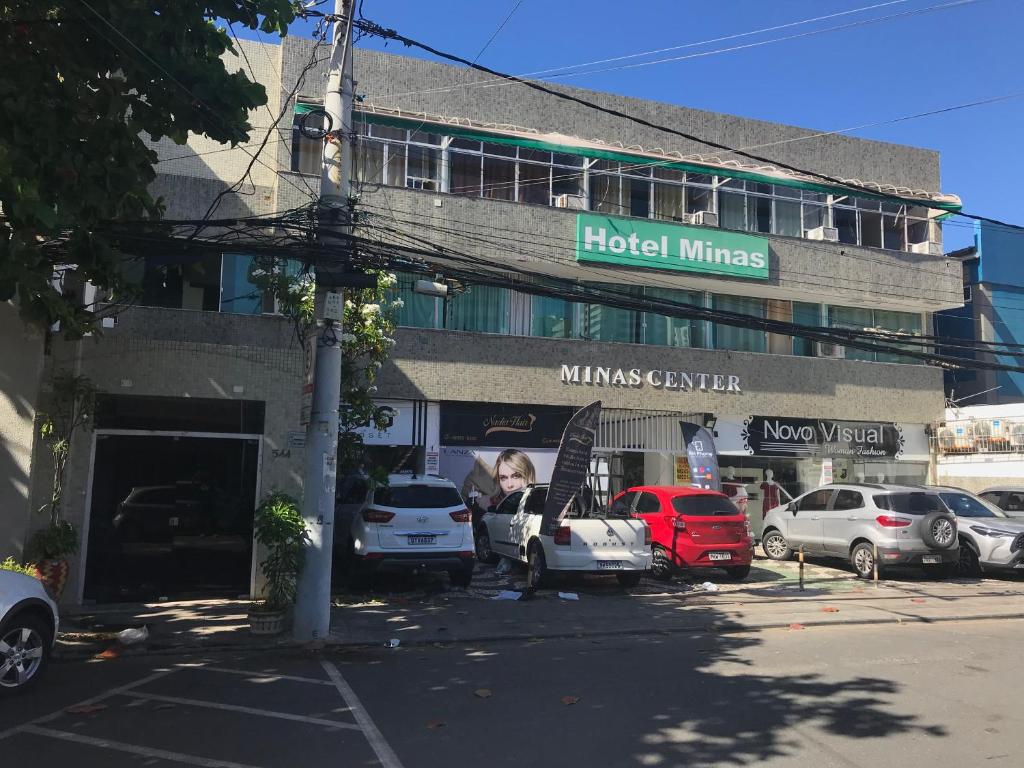 Hotel Minas Salvador في سلفادور: مبنى فيه سيارات متوقفة في موقف للسيارات