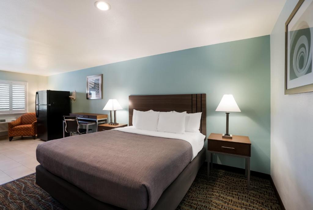 Quality Inn Fairfield Napa Valley Area - King Suite - Non-Smoking
