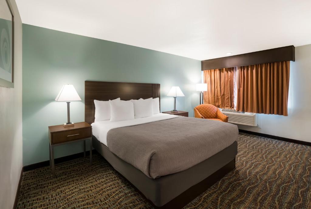 Quality Inn Fairfield Napa Valley Area - King Room - Mobility Access/Non-Smoking
