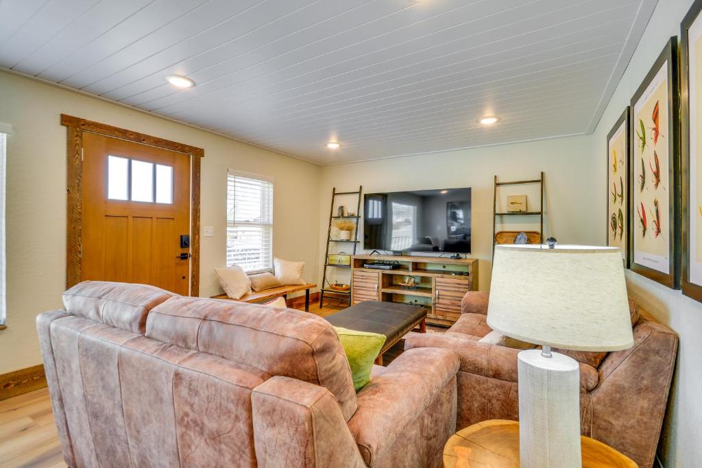 a living room with two couches and a table at Thermopolis Vacation Rental Walk to Bighorn River in Thermopolis