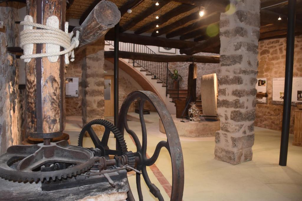 ein Museum mit einem Rad in der Mitte eines Raumes in der Unterkunft Lo Molí de Bot in Bot
