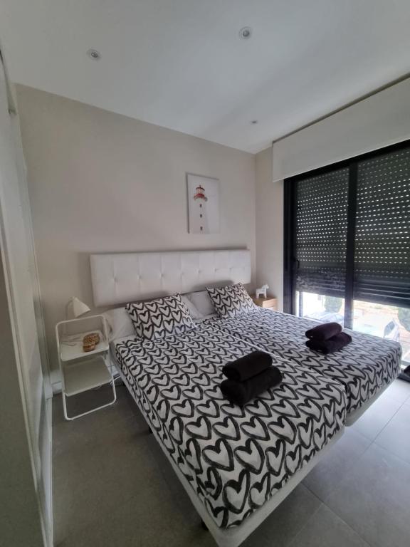- une chambre avec un lit doté de 2 oreillers noirs dans l'établissement Aldea del Sol, à San Pedro del Pinatar