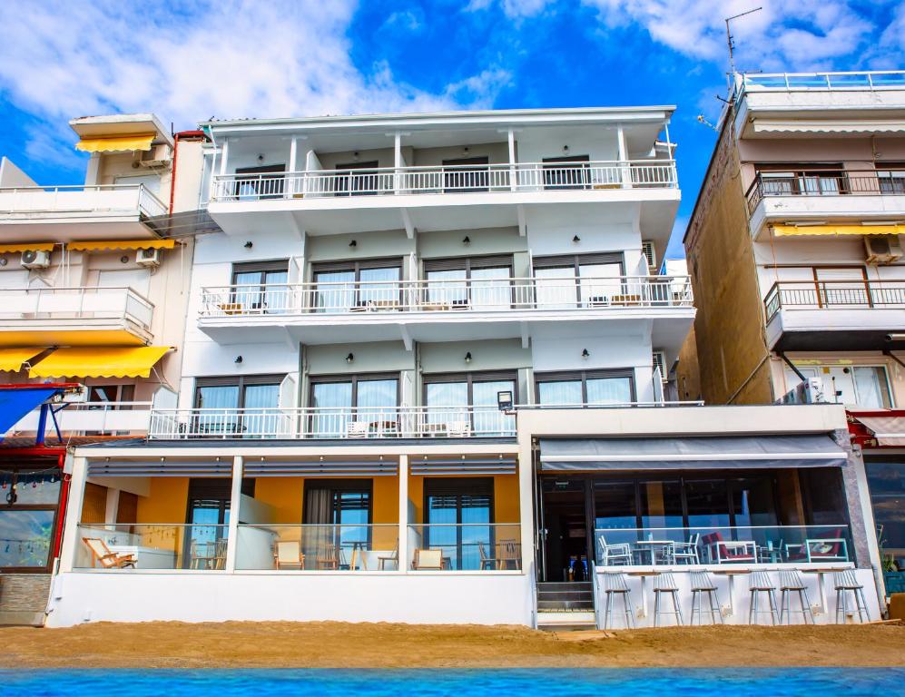 um edifício de apartamentos sobre a água em frente ao oceano em Hotel Zefyros em Paralia Katerinis