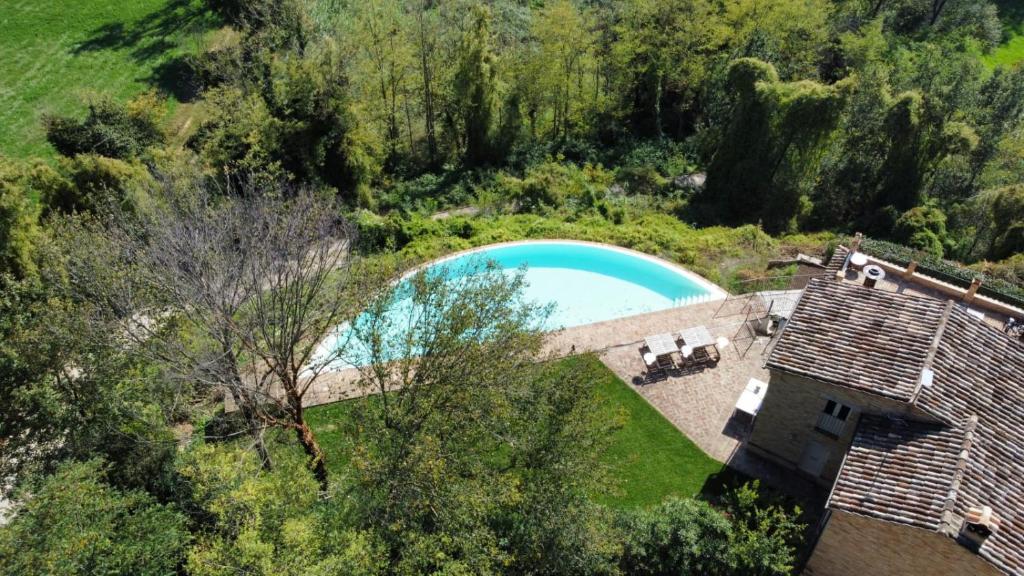 莫利亞諾的住宿－Villa Rilassati - Appartement Rilassati - infinity pool - privé terras - familie vriendelijk，花园游泳池的顶部景色