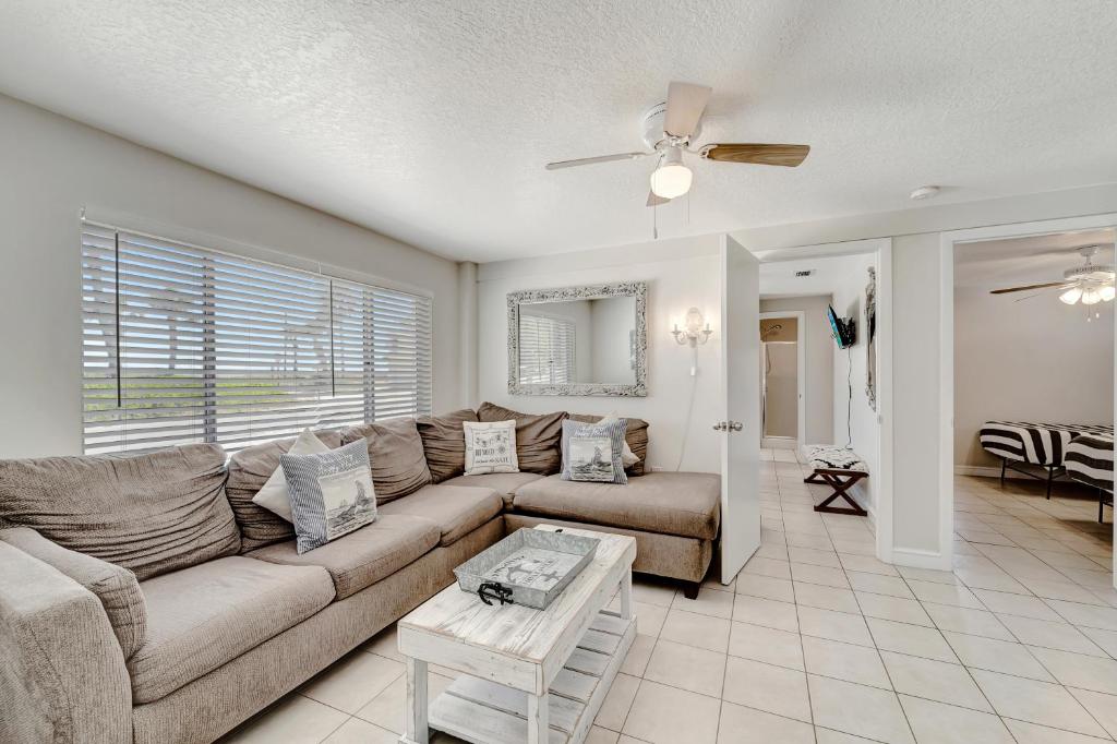 uma sala de estar com um sofá e uma mesa em Ocean View Suite em Holmes Beach